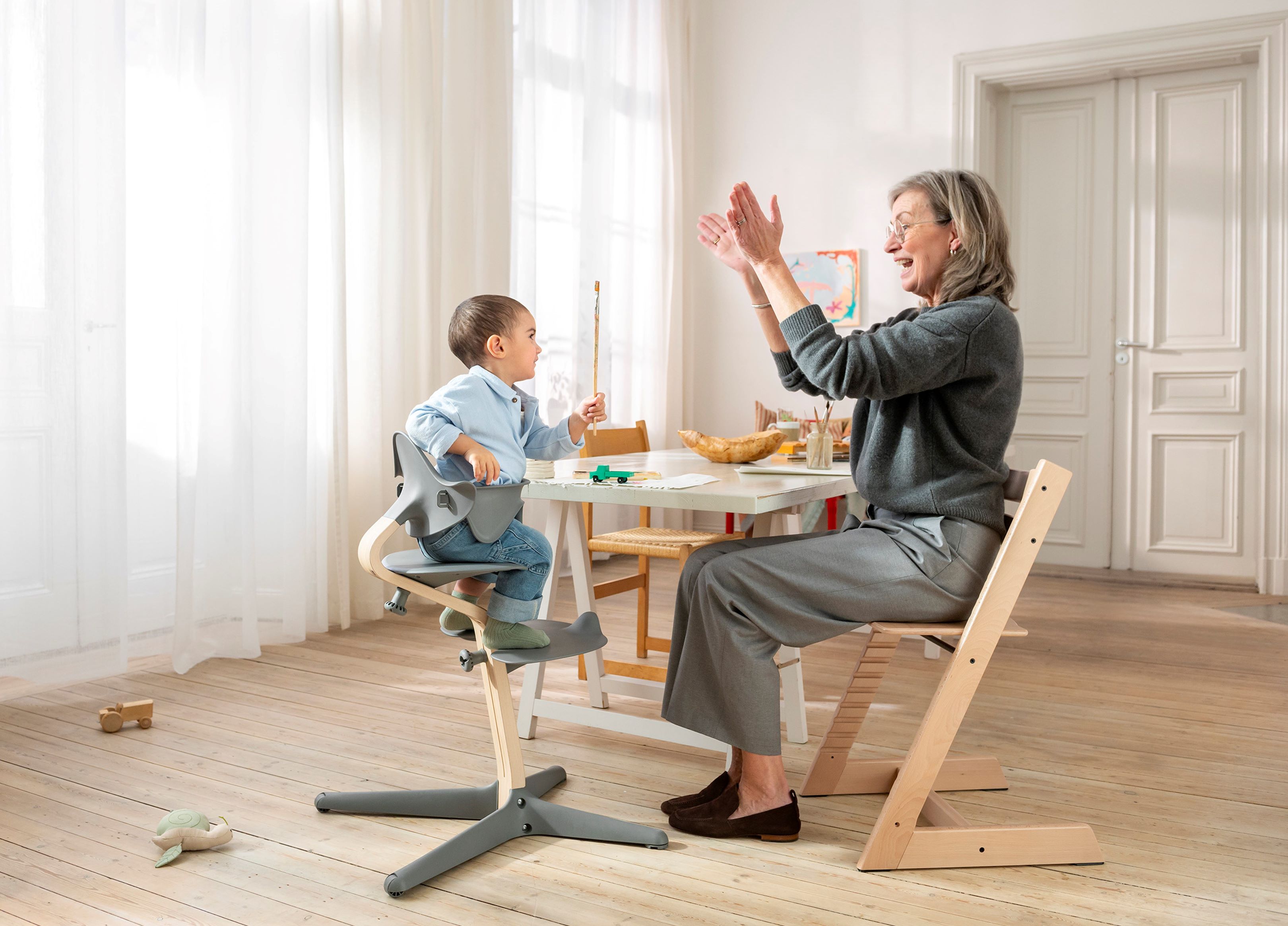 子どもの自由な動きをサポートするイス「ストッケ ノミ」